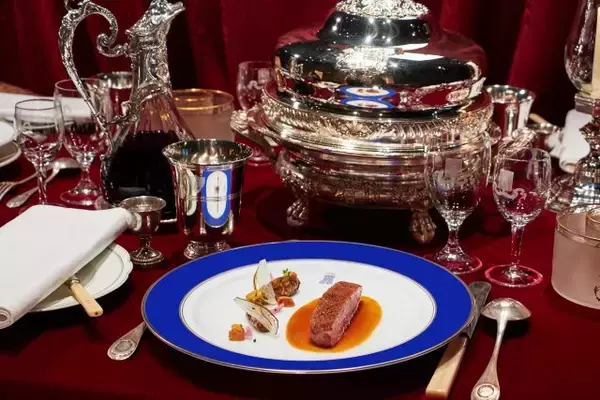「フランスの歴史的な食卓、“三皇帝の晩餐”をテーマにした極上の美食」の画像