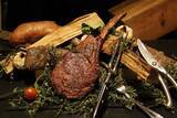「豪快に塊の肉を捌いてシェアしよう！食べることを楽しむレストラン「炉窯ステーキ煉瓦」オープン」の画像1