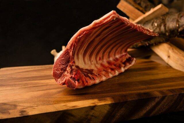 豪快に塊の肉を捌いてシェアしよう！食べることを楽しむレストラン「炉窯ステーキ煉瓦」オープン