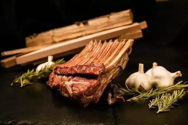 「豪快に塊の肉を捌いてシェアしよう！食べることを楽しむレストラン「炉窯ステーキ煉瓦」オープン」の画像
