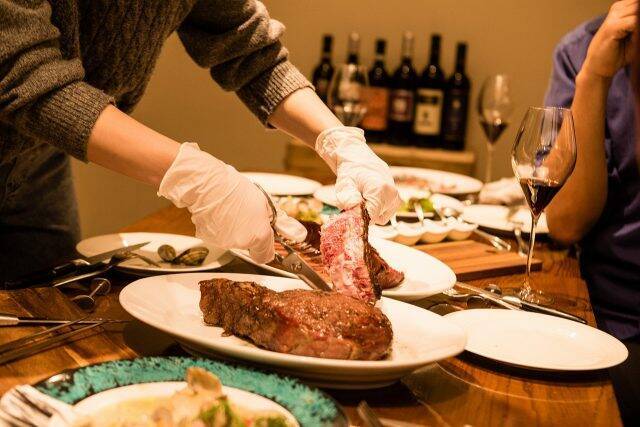 豪快に塊の肉を捌いてシェアしよう！食べることを楽しむレストラン「炉窯ステーキ煉瓦」オープン