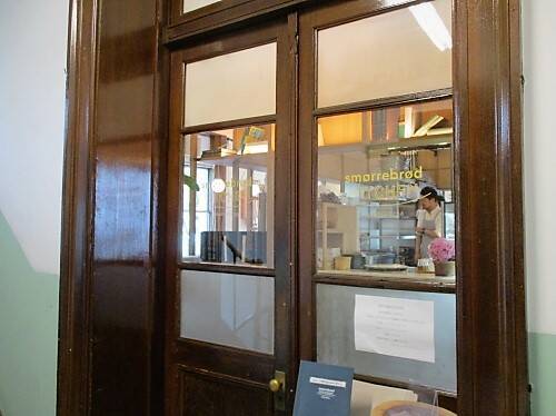 図書館の中にあるスモーブロー専門店「smorrebrod-kitchenナカノシマ」
