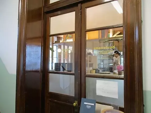 「図書館の中にあるスモーブロー専門店「smorrebrod-kitchenナカノシマ」」の画像