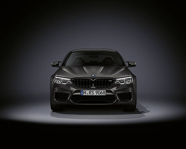 セダン不遇の時代も関係ない！　35周年を祝う特別な「BMW M5」が放つ魔力