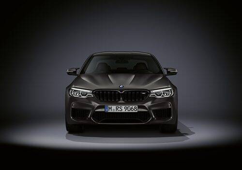 セダン不遇の時代も関係ない！　35周年を祝う特別な「BMW M5」が放つ魔力