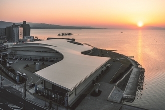 夕日の見える美術館、島根県立美術館の開館20周年を記念の企画展「黄昏の絵画たち」開幕