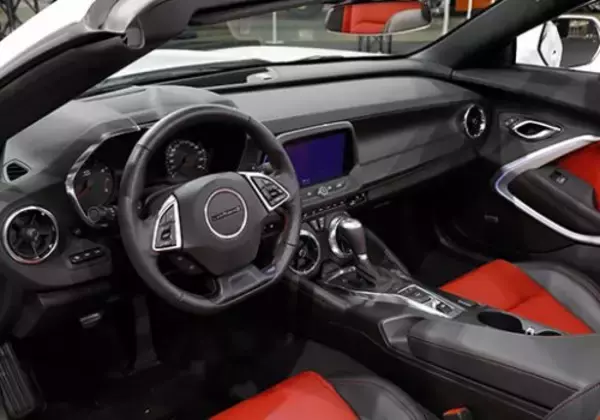 「唯一無二の存在感！　マッスルカーの雄「カマロ」がフロントフェイスを刷新」の画像