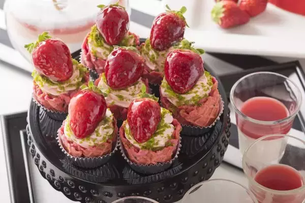 「軽食も楽しめるストロベリースイーツブッフェ『スイスホテル南海大阪』」の画像