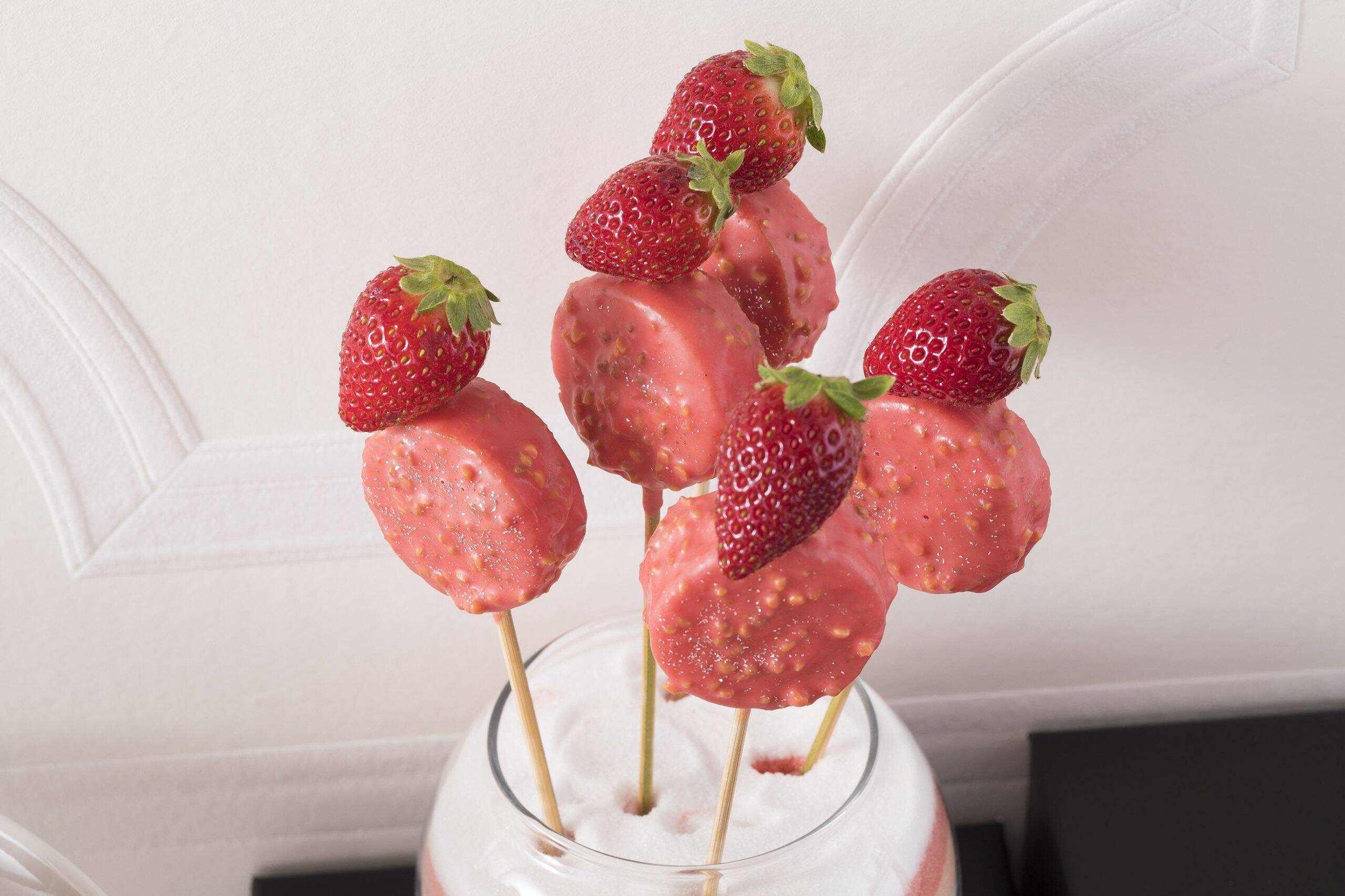 軽食も楽しめるストロベリースイーツブッフェ『スイスホテル南海大阪』