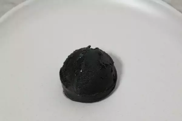 「次世代スイーツ！「ハイプロテイン」アイスに「漆黒の黒ごま味」登場」の画像