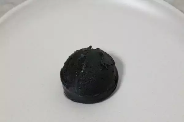 「次世代スイーツ！「ハイプロテイン」アイスに「漆黒の黒ごま味」登場」の画像