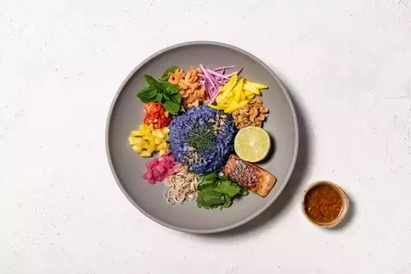 「「Longrain TOKYO」の新定番、鮮やかな「青」が目を引くライスサラダ「カオヤム」」の画像