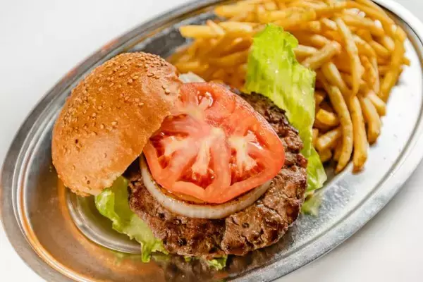 「軍港を見ながら横須賀３大グルメを食べよう！「巨大空母プレート」も登場」の画像