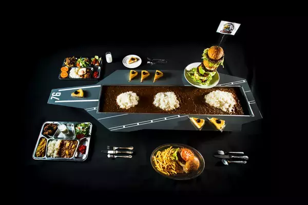 「軍港を見ながら横須賀３大グルメを食べよう！「巨大空母プレート」も登場」の画像