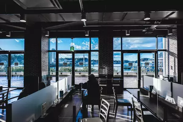 「軍港を見ながら横須賀３大グルメを食べよう！「巨大空母プレート」も登場」の画像