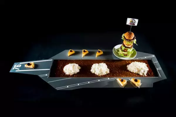 「軍港を見ながら横須賀３大グルメを食べよう！「巨大空母プレート」も登場」の画像