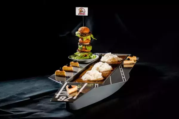 「軍港を見ながら横須賀３大グルメを食べよう！「巨大空母プレート」も登場」の画像