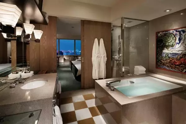 「豪華ホテルで非日常空間を楽しもう。パークハイアット東京の特別宿泊プラン」の画像