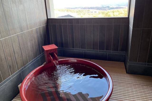 眺望浴場で寛ぐ。名湯・草津温泉に「ラビスタ草津ヒルズ」誕生