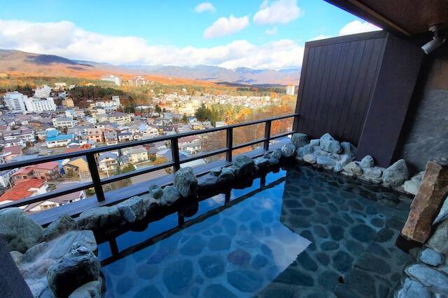 眺望浴場で寛ぐ。名湯・草津温泉に「ラビスタ草津ヒルズ」誕生