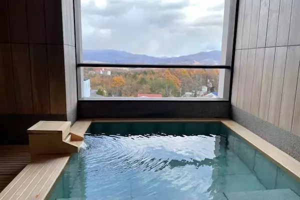 「眺望浴場で寛ぐ。名湯・草津温泉に「ラビスタ草津ヒルズ」誕生」の画像