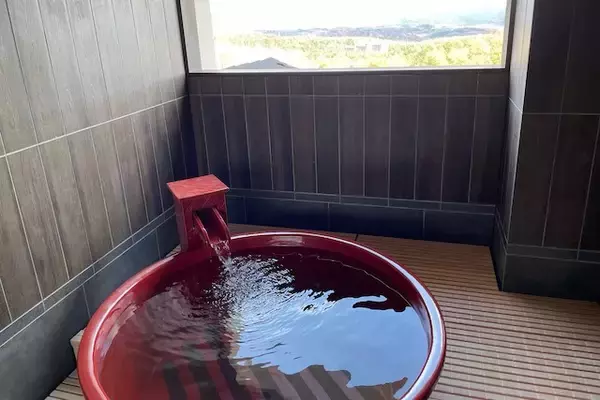 「眺望浴場で寛ぐ。名湯・草津温泉に「ラビスタ草津ヒルズ」誕生」の画像