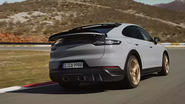 「0-100km/h加速＝3.3秒！ターボの上をいく「カイエン ターボGT」が登場」の画像