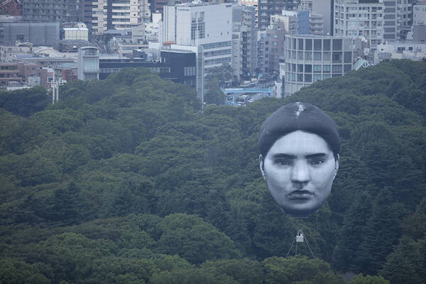 7月16日 東京の空に浮上した巨大な 誰かの顔 に託した想いとその背景 21年7月16日 エキサイトニュース