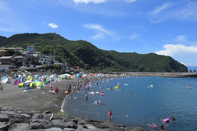 海 温泉で大満足 静岡県伊東市の海水浴場が7月22日オープン 21年7月21日 エキサイトニュース