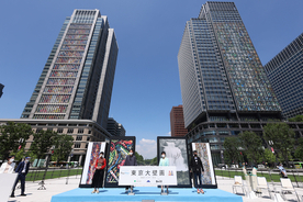 東京・丸ビルと新丸ビルで、横尾忠則さん・美美さん親子による巨大壁画が登場