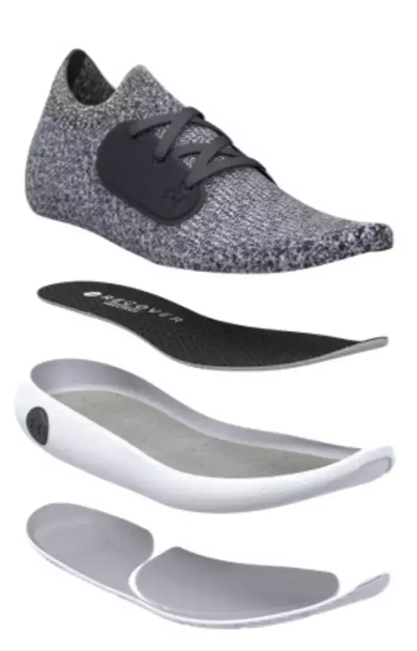 「熱エネルギーを遠赤外線へと変換するアンダーアーマー初のリカバリーシューズ」の画像