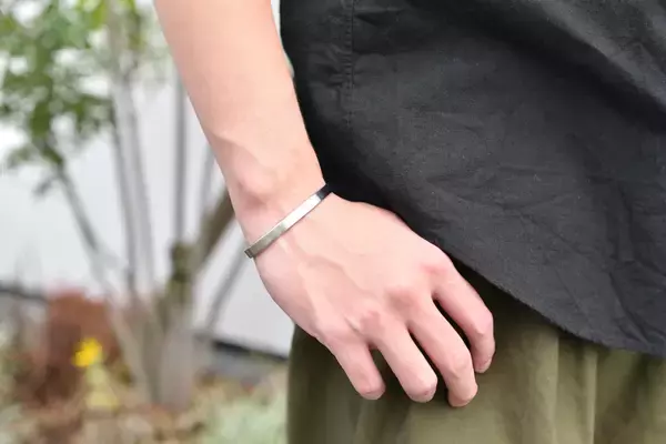 「上品な印象を与えるシンプルバングル「Press」」の画像