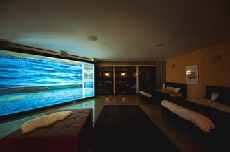 三浦半島・小網代、レンタル邸宅にプライベートシアターとBBQラウンジ誕生