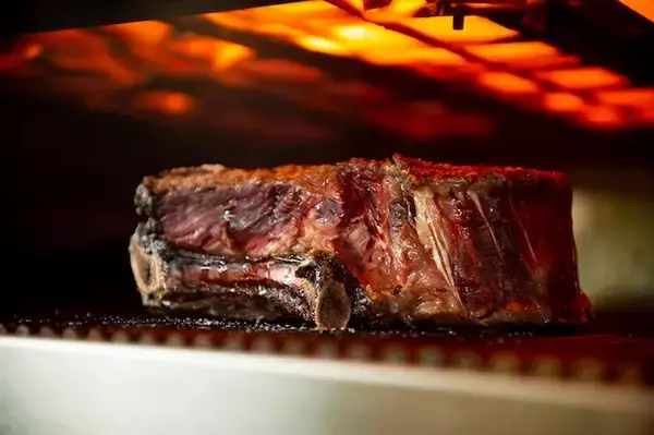 沖縄・瀬良垣島、900℃の高温ブロイラーで焼き上げる極上ステーキ登場