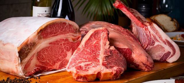 沖縄・瀬良垣島、900℃の高温ブロイラーで焼き上げる極上ステーキ登場