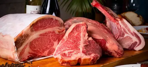 「沖縄・瀬良垣島、900℃の高温ブロイラーで焼き上げる極上ステーキ登場」の画像