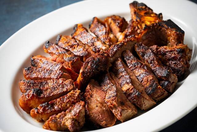 沖縄・瀬良垣島、900℃の高温ブロイラーで焼き上げる極上ステーキ登場