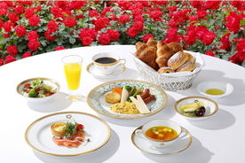「ホテルニューオータニ 東京」圧巻のバラ園で優雅な朝食付きの宿泊プラン