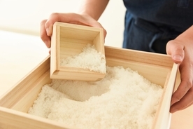 「旬の塩の量り売り」、秋の終わりの塩が「umi to mori」にて販売