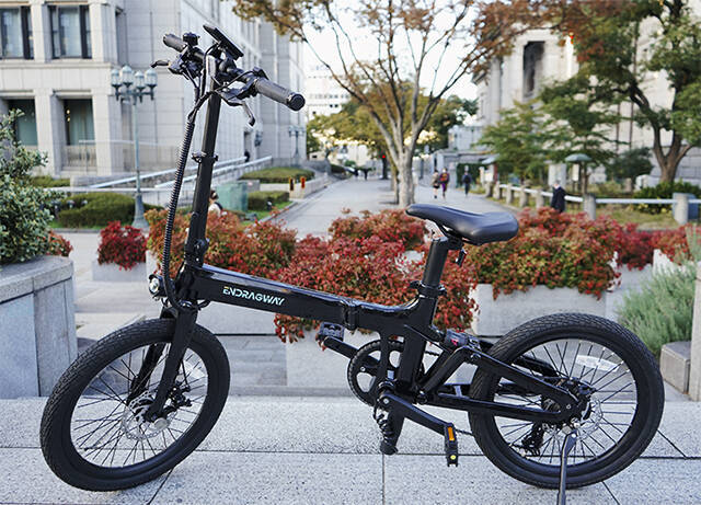 圧倒的な軽さ！カーボンフレームによる折りたたみ電動アシスト自転車「Carbon Age」