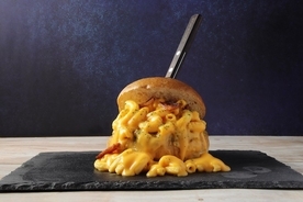 東京原宿、超濃厚チーズ祭り！マカロニ×チーズ『マッケンチーズバーガー』
