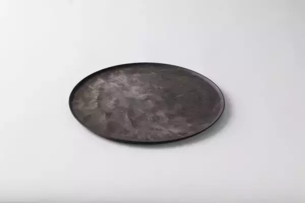 「「ARAS(エイラス)」から、杉の皮を使用したサステナブルな食器が登場」の画像