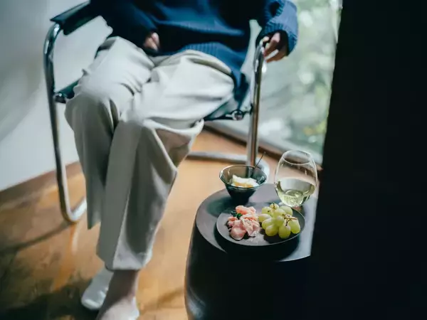 「「ARAS(エイラス)」から、杉の皮を使用したサステナブルな食器が登場」の画像