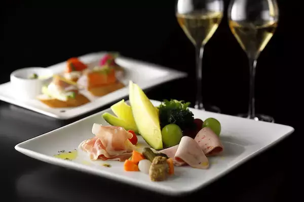 「東京「ホテルニューオータニ」のバーで尾崎牛のハンバーガーとシャンパーニュを」の画像