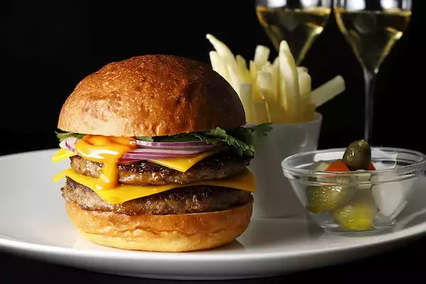 「東京「ホテルニューオータニ」のバーで尾崎牛のハンバーガーとシャンパーニュを」の画像