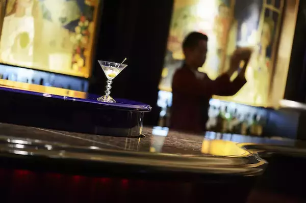 「東京「ホテルニューオータニ」のバーで尾崎牛のハンバーガーとシャンパーニュを」の画像