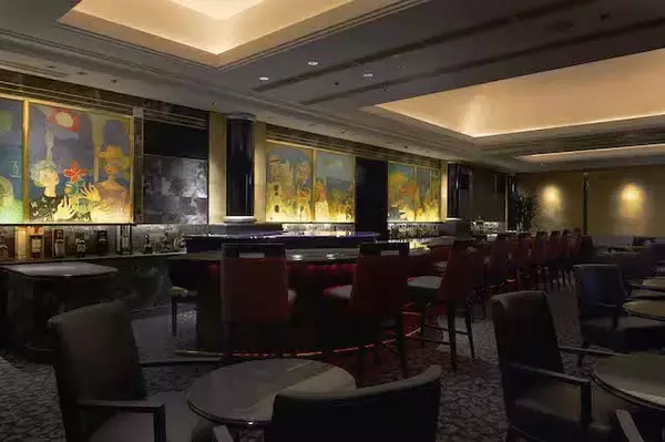 「東京「ホテルニューオータニ」のバーで尾崎牛のハンバーガーとシャンパーニュを」の画像