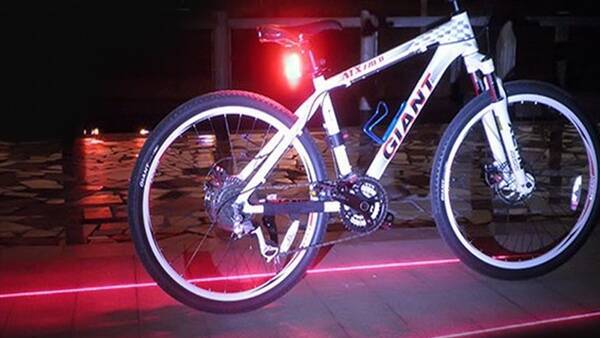 路面にレーザーで車幅を照射する自転車用テールライト 車線deまもる君 15年5月3日 エキサイトニュース