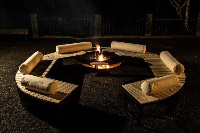 足元から温まるベンチ&テーブル一体型の焚き火台「ocota」。炎と人の“良い距離感”を楽しもう
