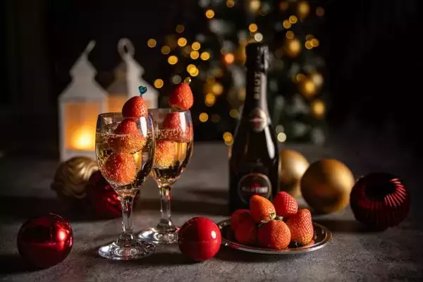 「クリスマスデートは香り高いストロベリースパークリングで乾杯。大切な人と楽しみたい地上170ｍの特別な夜」の画像